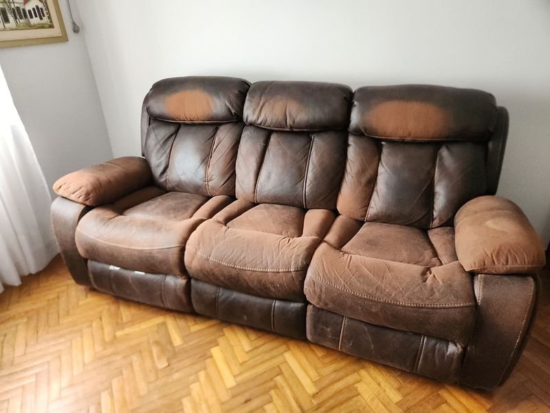Sillón de 3 cuerpos de cuero marrón para retapizar con posapiés