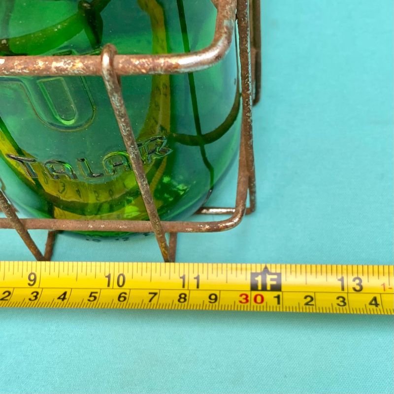 Vendedor de botellas de vidrio verde con tapas metálicas - imagen 8