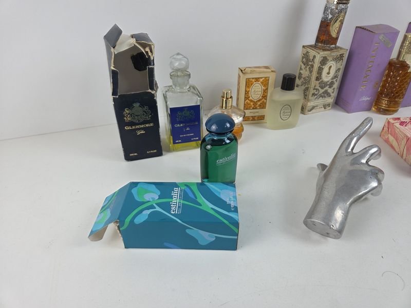 Colección de perfumes en diferentes colores y tamaños - imagen 2