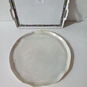 Lote siguiente: Dos Fuentes de Loza Antiguas y Dos Jarrones Decorativos