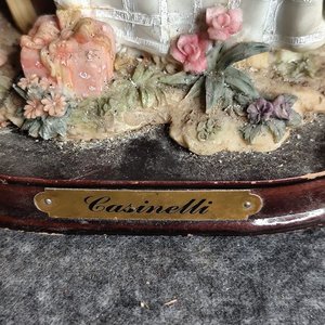 Figura "Cassinelli" de Niños en Mesa con Torta y Perro, Base de Madera - imagen 2