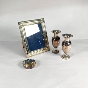 Lote anterior: Lote de 4 piezas: Portarretratos plateado, 2 floreros y cenicero con tapa