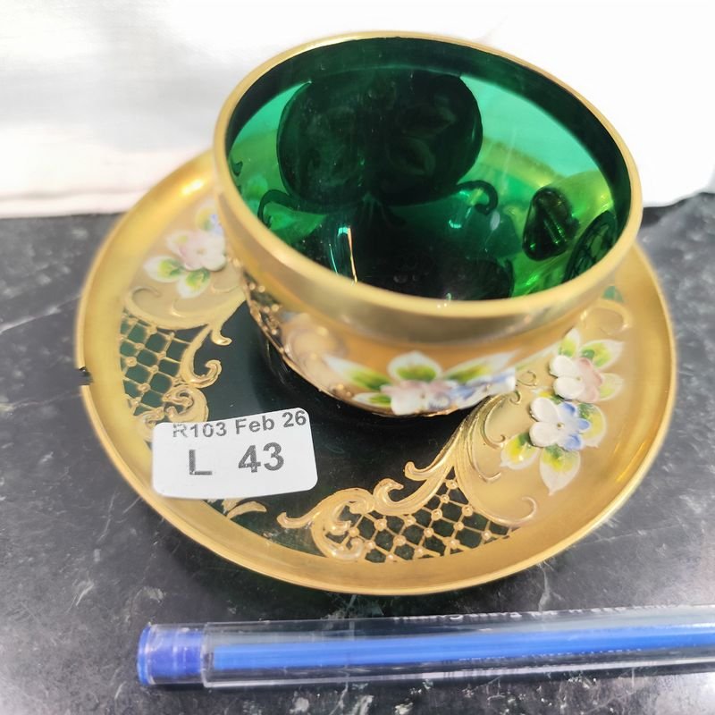 Platito y tacita de café demitasse en vidrio verde con diseño floral - imagen 2