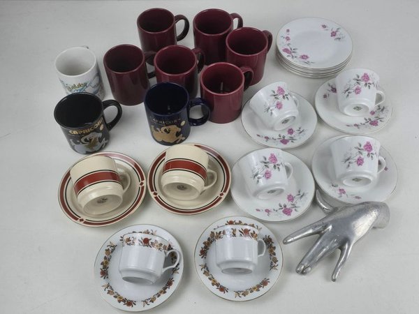 Juego de Tazas y Platillos de Cerámica y Porcelana con Motivos Florales y Zodiacales - imagen 1