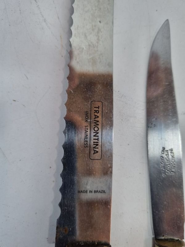 Cuchillos de cocina con inscripciones y materiales variados - imagen 3