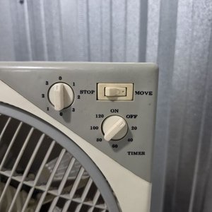 Ventilador Chicago Cuadrangular Blanco y Gris - imagen 3