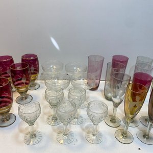 Lote anterior: Cristalería Surtida: Copas y Vasos Rojizos con Grabados y Detalles Dorados