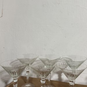 Lote siguiente: Juego de 6 Copas de Cóctel con Diseño Grabado
