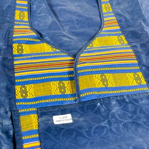 Túnica Africana Azul con Detalles Bordados y Estampados - imagen 2