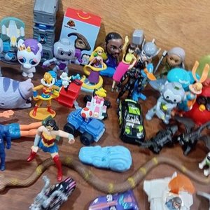 Lote de Más de 40 Juguetes Coleccionables: McDonald's, Personajes y Vehículos - imagen 10
