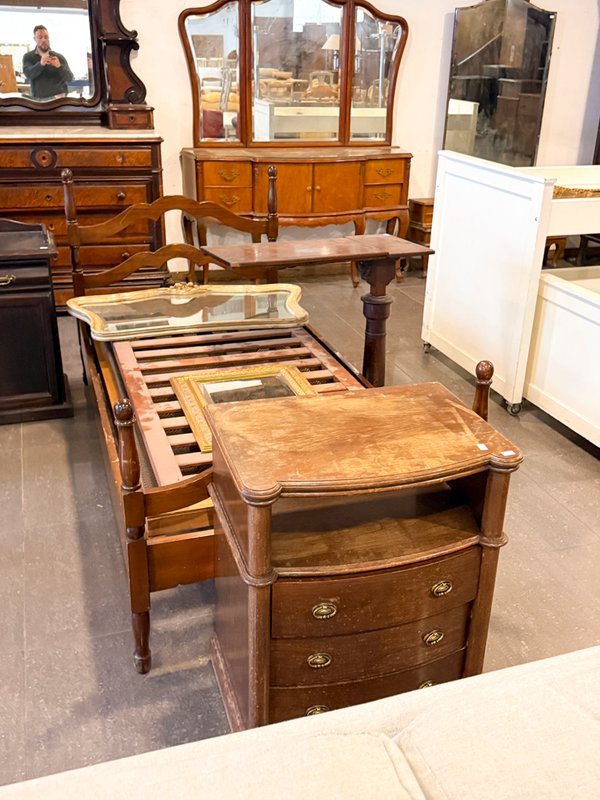 Sofá de 2 Cuerpos y Mesa de Luz Antigua de Madera - imagen 1