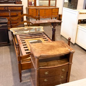 Sofá de 2 Cuerpos y Mesa de Luz Antigua de Madera - imagen 1