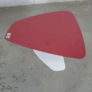 Mesa de Living Laqueada Roja con Pata Metálica Blanca - imagen 2