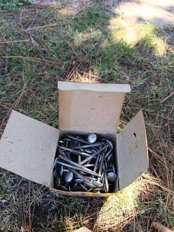 Caja de clavos en buen estado - imagen 3