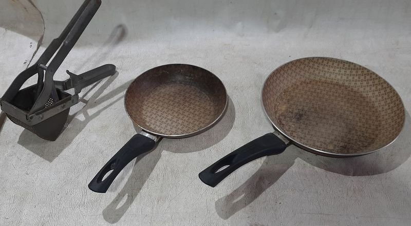 Caja con sartenes y rallador de cocina - imagen 2