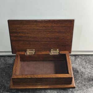 Caja de Madera con Tapa Metálica Decorada "Uruguay" y Monedas - imagen 3