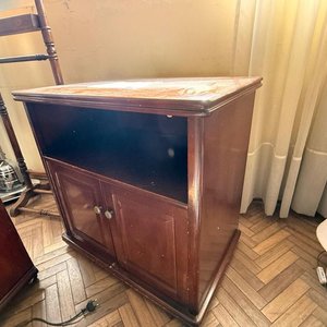 Mueble de madera para TV con puertas y estantes - imagen 3