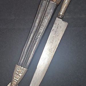 Lote anterior: Cuchillo de Caza Antiguo con Detalles en Plata y Oro