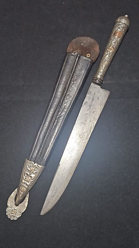 Cuchillo de Caza Antiguo con Detalles en Plata y Oro