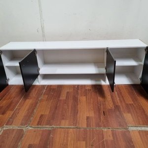 Rack o Mesa de TV moderna en blanco y negro con puertas y estante - imagen 3