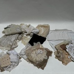 Lote de Manteles y Mantillas Tejidas Artesanales - imagen 2