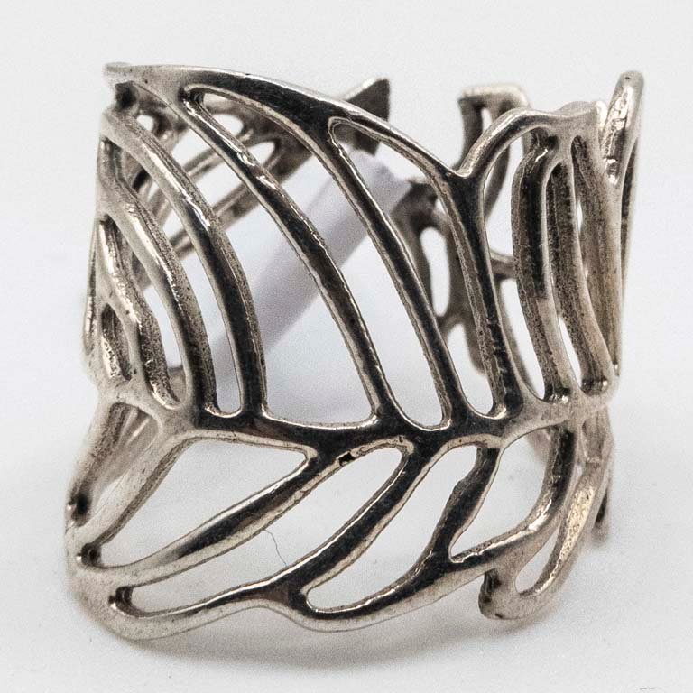 Anillo de Plata con Diseño Calado Estilo Hojas