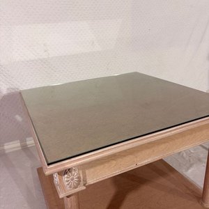 Mesita Auxiliar de Madera Clara con Detalles Tallados - imagen 3