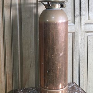 Lote anterior: Antiguo Extintor de Cobre Matafuego con Mecanismo Superior