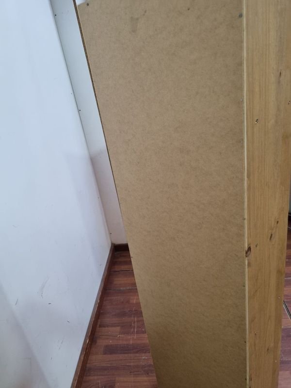 Mueble de madera con estantes y cerradura - imagen 5