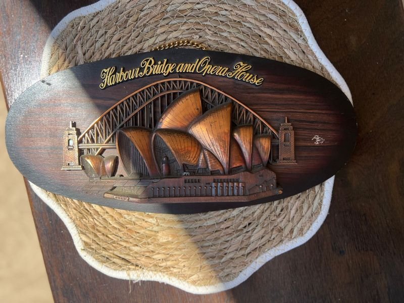 Placas de madera con escenas de puentes y barcos - imagen 1