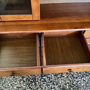 Aparador con Alzada de Madera Oscura, 8 Puertas y 4 Cajones - imagen 8