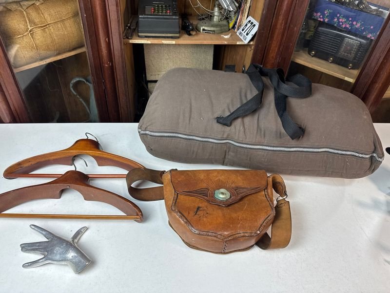 Lote siguiente: Antiguo bolso de cuero y accesorios