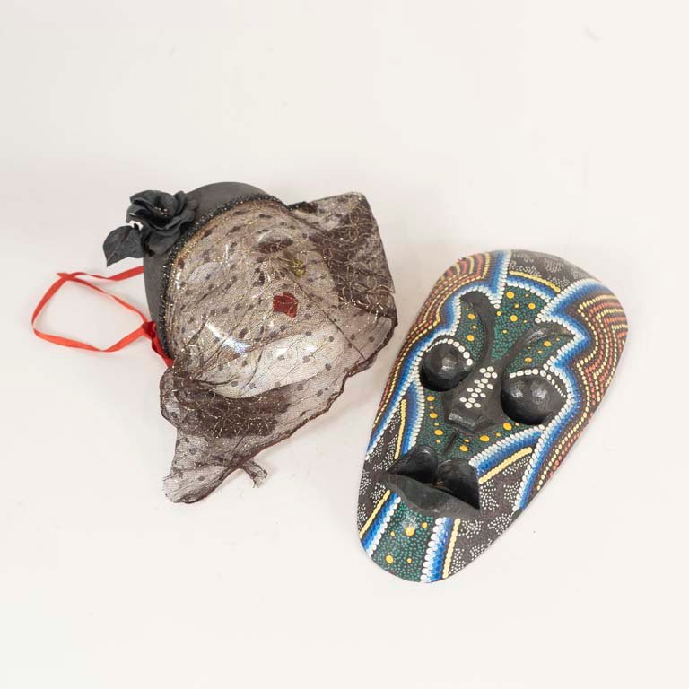 Lote siguiente: Máscaras decoradas de madera y cerámica