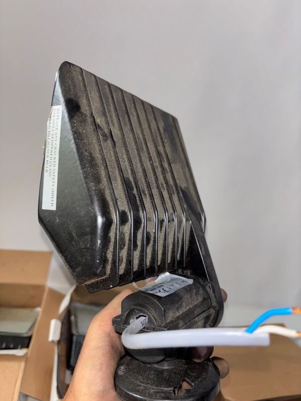 Caja con focos desconocidos para la venta - imagen 4