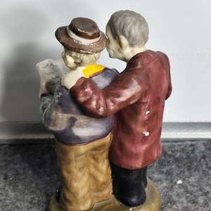 Figura de Porcelana Biscuit: Dos Hombres Leyendo un Periódico - imagen 5