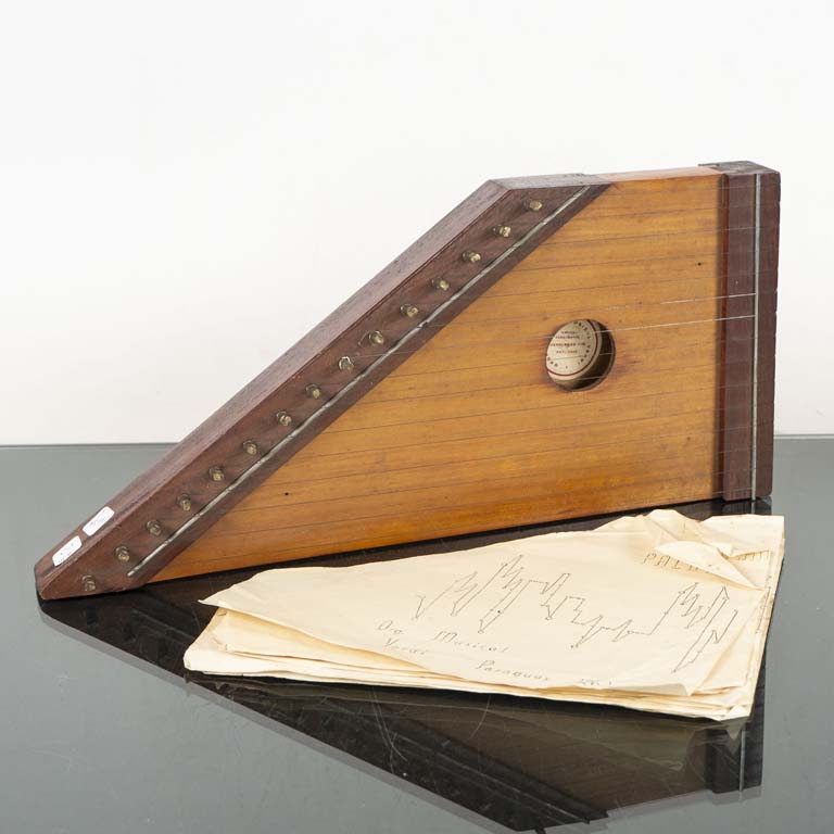 Lote anterior: Instrumento musical en buen estado - Medidas: 22x45cm