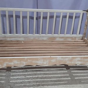 Lote siguiente: Cuna Antigua de Madera con Baranda Pintada de Blanco