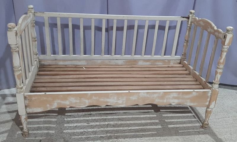 Cuna Antigua de Madera con Baranda Pintada de Blanco