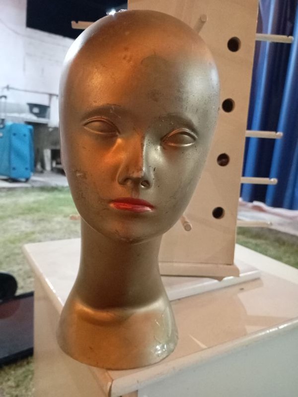 Cabeza de maniquí dorada para venta