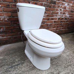 Inodoro Blanco con Cisterna Mochila - En Funcionamiento - imagen 2