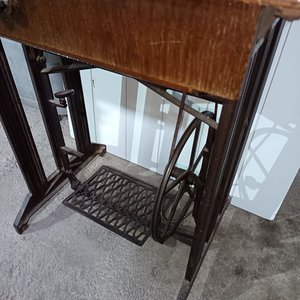 Máquina de Coser Antigua Daisy con Mueble y Pedal - imagen 4