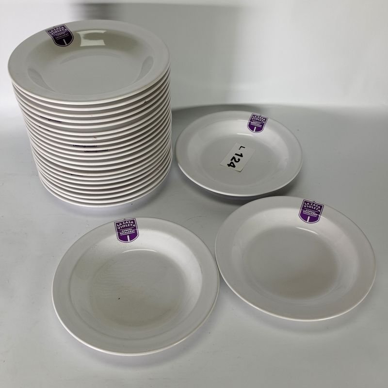 Lote siguiente: Platos de porcelana Olmos con logo de La Casa Violeta