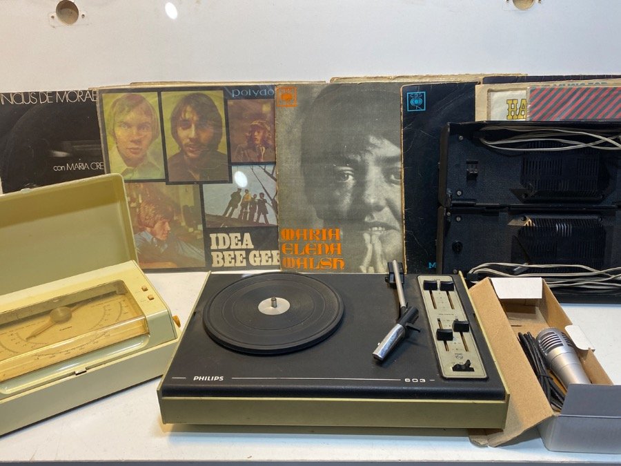Lote de Audio y Música: Tocadiscos Philips, 19 Vinilos y Micrófono