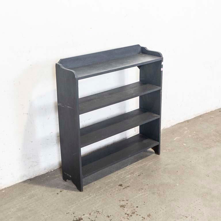 Lote siguiente: Estante de madera con detalles pintados