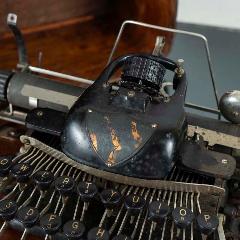 Máquina de escribir antigua USA con estuche de madera - imagen 2