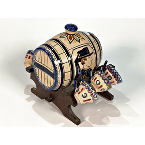 Barrilito de Cerámica Beige con Figuras y Flores, 6 Jarritas y Soporte de Madera - imagen 5