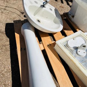 Juego de Baño Completo: Lavabo con Pedestal, Inodoro y Grifería - imagen 2