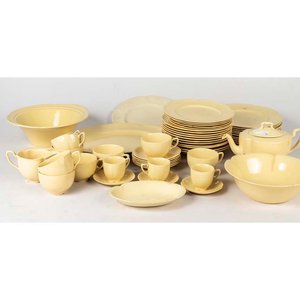 Lote anterior: 55 Piezas de loza inglesa Johnson Bros color amarillo. Piezas craqueladas, bowl con avería, tapa de la tetera con cascadura, 5 platos con cascaduras, un plato diferente (craquelado y con cascadura), un plato rayado, lechera manchada. Medidas: 8x6 cm