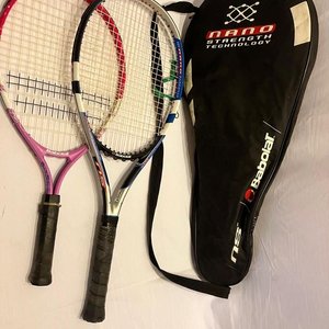 Lote se observa equipamiento de tenis de la marca Babolat - imagen 3