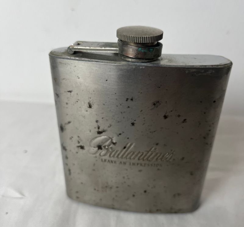 Petaca de plata con detalles en español